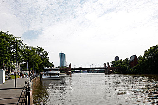 深圳找住家保姆多少錢(qián)？為您揭秘市場(chǎng)價(jià)格與服務(wù)細(xì)節(jié)