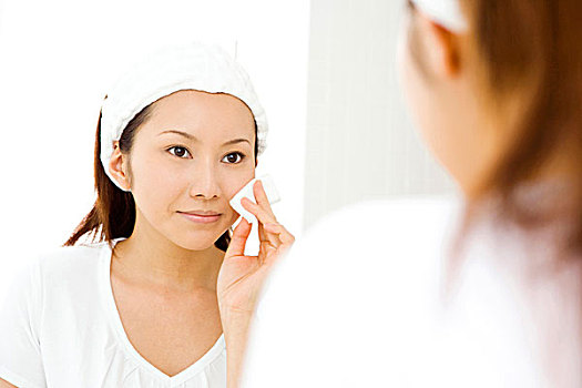 煙臺(tái)月嫂多少錢一個(gè)月？讓你了解月嫂的價(jià)值與價(jià)格趨勢(shì)