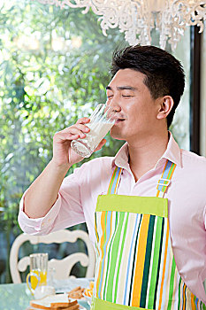 杭州孩子保姆價(jià)格多少？如何選擇合適的育兒保姆？