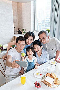 美國請保姆價(jià)格是多少？揭示背后的因素與趨勢
