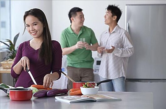 深圳家庭保姆工資多少？2025年最新薪資趨勢揭秘！