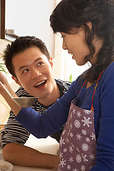深圳育嬰師多少錢一月？揭秘高薪育嬰師背后的職業(yè)機遇與挑戰(zhàn)