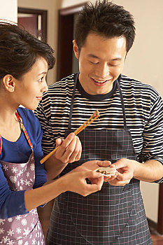 菏澤的月嫂一般多少錢？讓我們?yōu)槟议_價(jià)格背后的秘密
