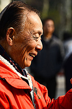 上海請(qǐng)個(gè)家庭護(hù)工多少錢(qián)？為您揭開(kāi)價(jià)格背后的秘密