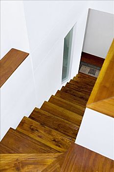 保姆住家工資多少？揭秘市場薪資趨勢和影響因素