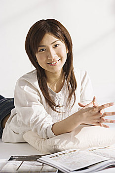 育兒嫂住家多少錢(qián)一個(gè)月？全面解析服務(wù)價(jià)格與選擇技巧