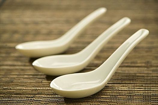 白班嬰嫂多少錢？選擇高質(zhì)量服務(wù)，為寶寶和家庭保駕護航