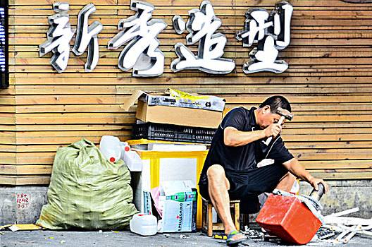 在上海做家政月收入多少？揭秘高收入背后的機(jī)遇與挑戰(zhàn)