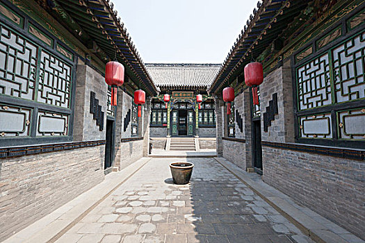 請個(gè)保姆現(xiàn)在多少錢？揭開家庭服務(wù)市場的價(jià)格真相