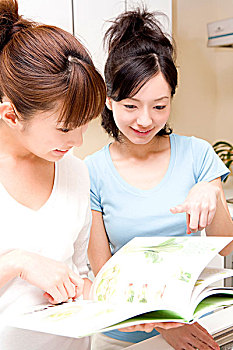 《人潮洶涌》票房預(yù)期與保本分析：如何在電影市場中脫穎而出？