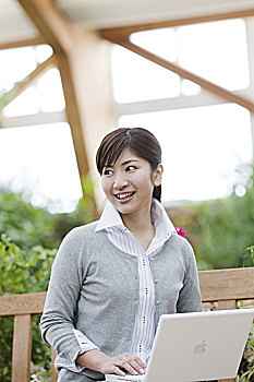 杭州孩子保姆價格多少？如何選擇合適的育兒保姆？