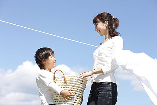 廣州育兒嫂多少錢？優(yōu)質(zhì)服務(wù)與價(jià)格解析