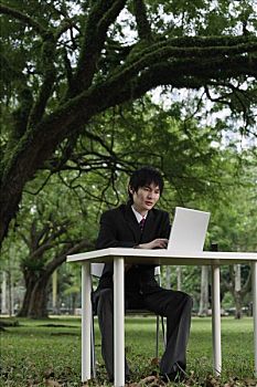 請家政服務(wù)員多少錢一天？家政服務(wù)讓生活更便捷！