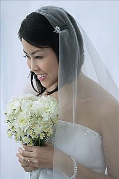 洛陽(yáng)請(qǐng)個(gè)月嫂多少錢？揭秘洛陽(yáng)月嫂的費(fèi)用與服務(wù)優(yōu)勢(shì)