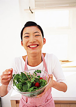 照顧孩子保姆工資多少？揭秘保姆行業(yè)背后的薪酬秘密