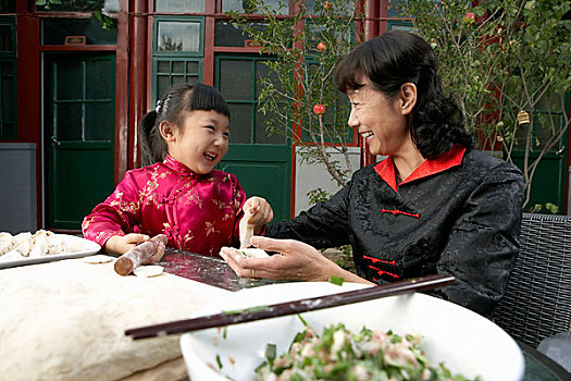 濟(jì)南半天的保姆多少錢？?jī)r(jià)格揭秘，選擇優(yōu)質(zhì)保姆服務(wù)的訣竅