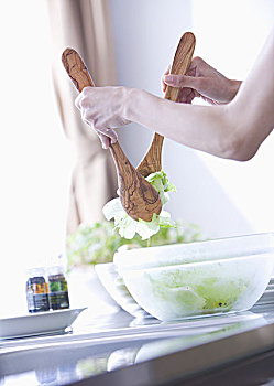 現(xiàn)在保姆工資多少？揭秘保姆行業(yè)的薪資現(xiàn)狀與前景