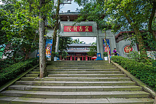 北京現(xiàn)在住家保姆多少錢？揭秘市場價格與選擇技巧