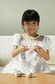 請(qǐng)個(gè)育兒嫂要多少錢(qián)？教你如何挑選合適的育兒嫂