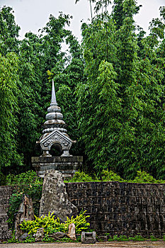 武漢找?guī)『⒈Ｄ范嗌馘X(qián)？讓你輕松了解保姆服務(wù)的市場(chǎng)價(jià)格與選擇指南