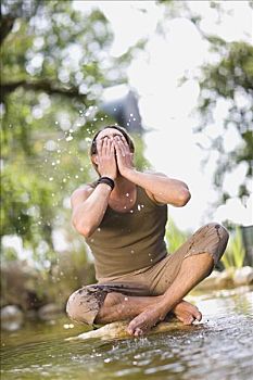 西安請?jiān)律┒嗌馘X？如何選擇合適的月嫂服務(wù)