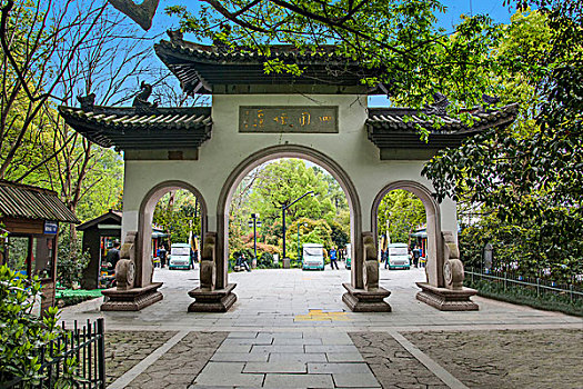 現(xiàn)在家政多少錢一小時(shí)？揭示家庭服務(wù)行業(yè)背后的價(jià)格秘密