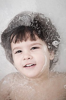 帶2歲小孩保姆多少錢？如何選擇合適的育兒服務(wù)