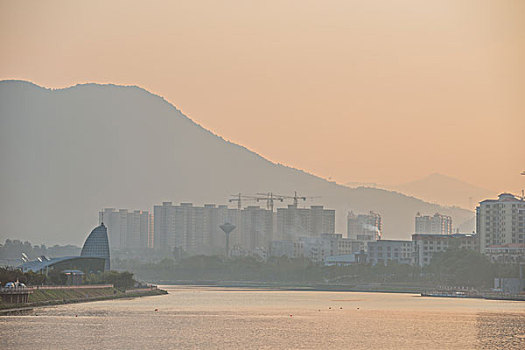 江夏月嫂一個(gè)月多少錢(qián)？專(zhuān)業(yè)服務(wù)幫您迎接新生兒的到來(lái)