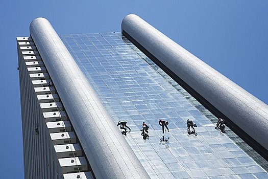 上海保姆價(jià)格揭秘：如何選擇合適的保姆，既省心又省錢？