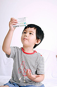 雙胞胎育兒嫂多少錢？你需要了解的價(jià)格與服務(wù)詳情