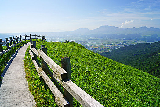 重慶住家保姆工資多少？揭開(kāi)家政行業(yè)的薪資秘密