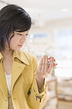 福州找保姆多少錢一個(gè)月？了解福州保姆市場(chǎng)價(jià)格與選擇技巧