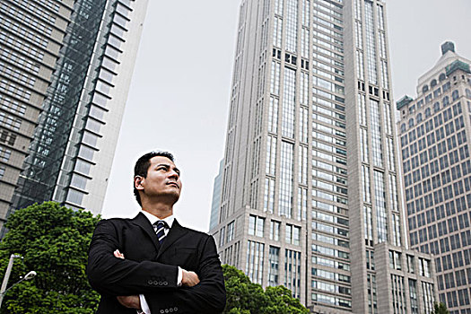 照顧老人全職保姆多少錢？如何選擇合適的全職照護(hù)服務(wù)？