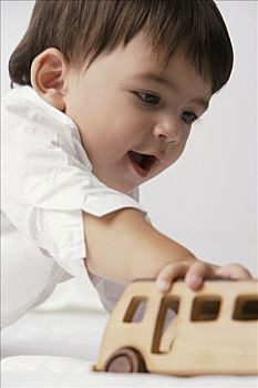 成都帶小孩保姆多少錢？如何選擇合適的保姆服務(wù)