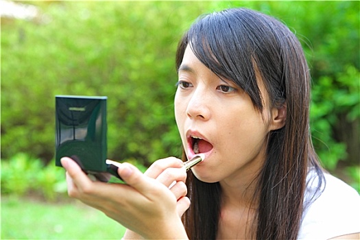 金牌保姆費(fèi)用是多少？揭開高品質(zhì)保姆的真實(shí)面紗