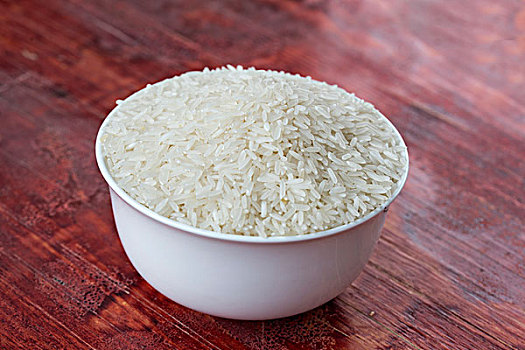 家里做飯小時工多少錢？揭秘家政行業(yè)的薪資現(xiàn)狀與趨勢