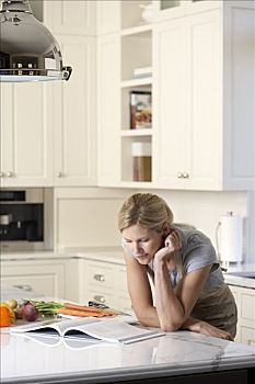 嘉興住家保姆工資多少？揭秘嘉興住家保姆薪資與行業(yè)趨勢