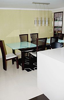 南京家政清洗市場蓬勃發(fā)展，如何選擇合適的服務(wù)？