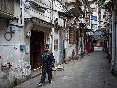 住家護(hù)工多少錢？揭開住家護(hù)工服務(wù)的背后秘密
