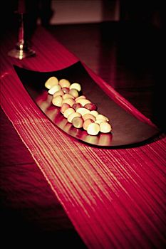 月嫂證需多少錢(qián)？揭開(kāi)背后的市場(chǎng)價(jià)值與發(fā)展前景