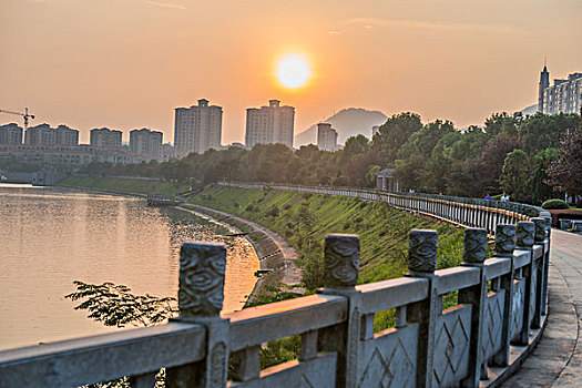 住家老人保姆多少錢？了解市場行情，選擇放心服務