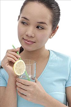 中家家政月嫂工資多少？揭秘月嫂行業(yè)薪資現(xiàn)狀與發(fā)展趨勢(shì)