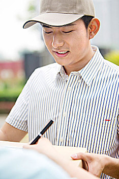 醫(yī)護(hù)保姆多少錢(qián)一個(gè)月？讓我們?yōu)槟议_(kāi)答案