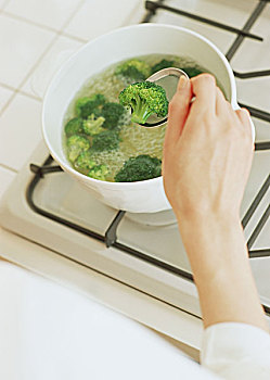 同濟(jì)醫(yī)院護(hù)工花多少錢？了解費(fèi)用與服務(wù)，助您做出明智選擇
