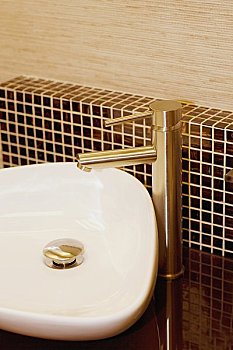 住家護(hù)工費(fèi)一般多少錢？如何選擇合適的住家護(hù)工？