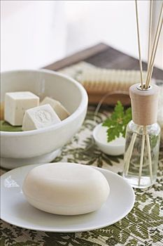 請(qǐng)個(gè)保姆多少錢(qián)？揭秘保姆費(fèi)用的真實(shí)情況！