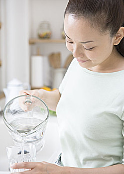 深圳不住家保姆工資多少？揭秘深圳家庭服務(wù)市場的薪資真相