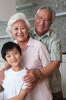 找家政保姆收費多少錢？揭秘家政服務(wù)價格內(nèi)幕！