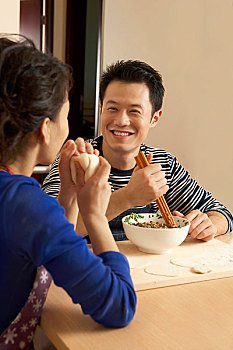 注冊家政服務(wù)部多少錢？揭秘家政行業(yè)創(chuàng)業(yè)投資和利潤前景