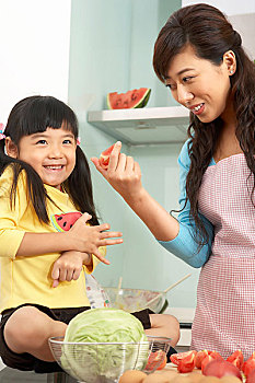 大連請保姆多少錢？一文了解保姆價(jià)格與服務(wù)選擇